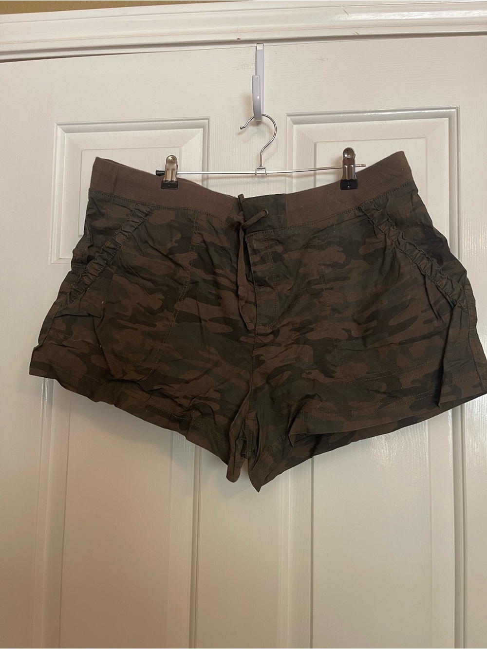 a.n.a Womens Camo Drawstring Shorts - Olive Brown